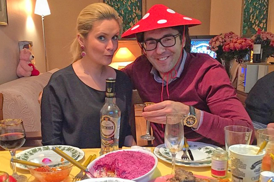 Андрей с женой Натальей в домашнем кругу отмечают новый год традиционной русской кухней.