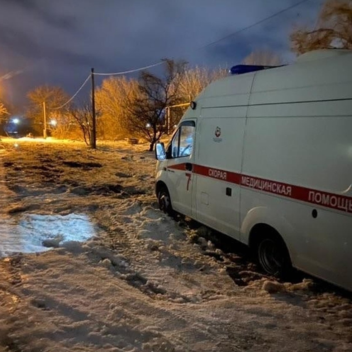 В Ростовской области машина скорой помощи не приехала к пациенту, застряв в  яме по пути на вызов - KP.RU