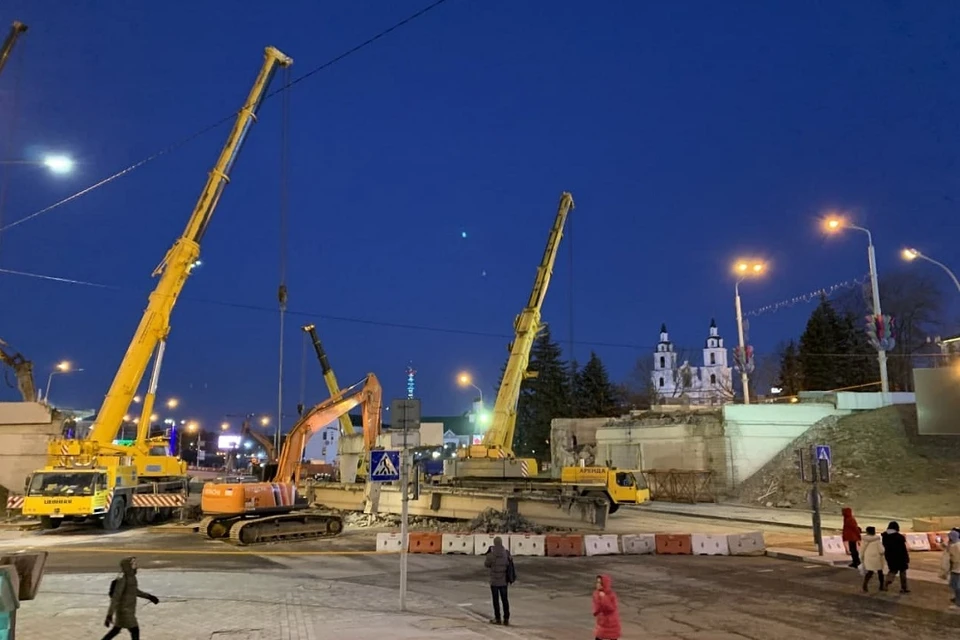 На Немиге демонтировали рухнувший мост. Фото: телеграм-канал "Минск-Новости"