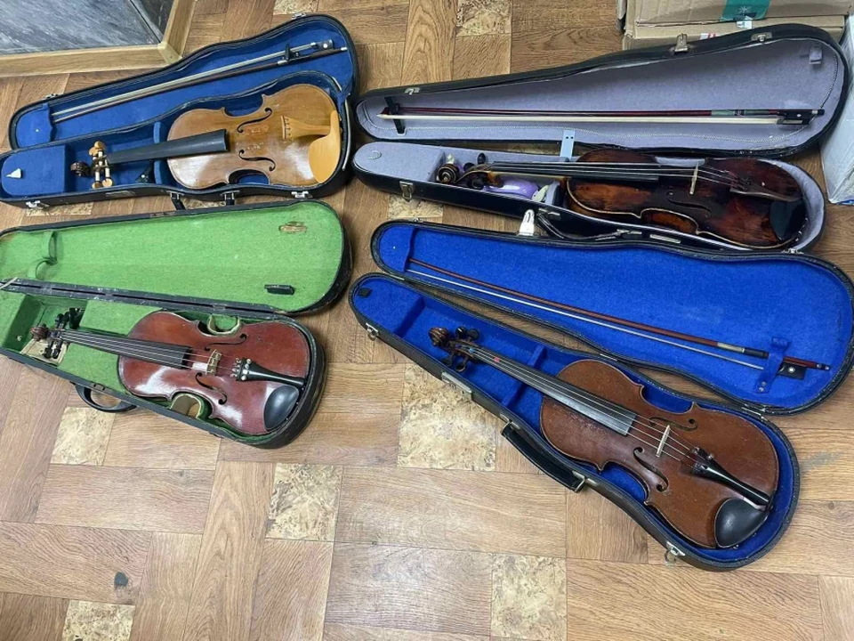 На таможне конфискованы 4 скрипки. Фото: соцсети