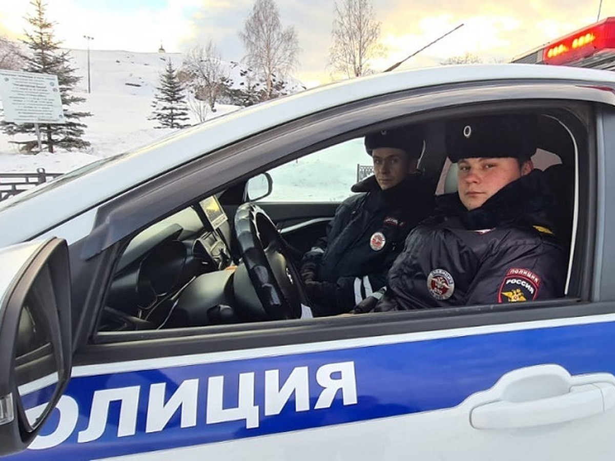 Полицейские спасли супругов, застрявших на машине ночью на трассе в морозы  - KP.RU