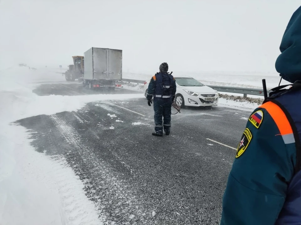 Автомобилисты рискуют попасть в снежный плен на трассах