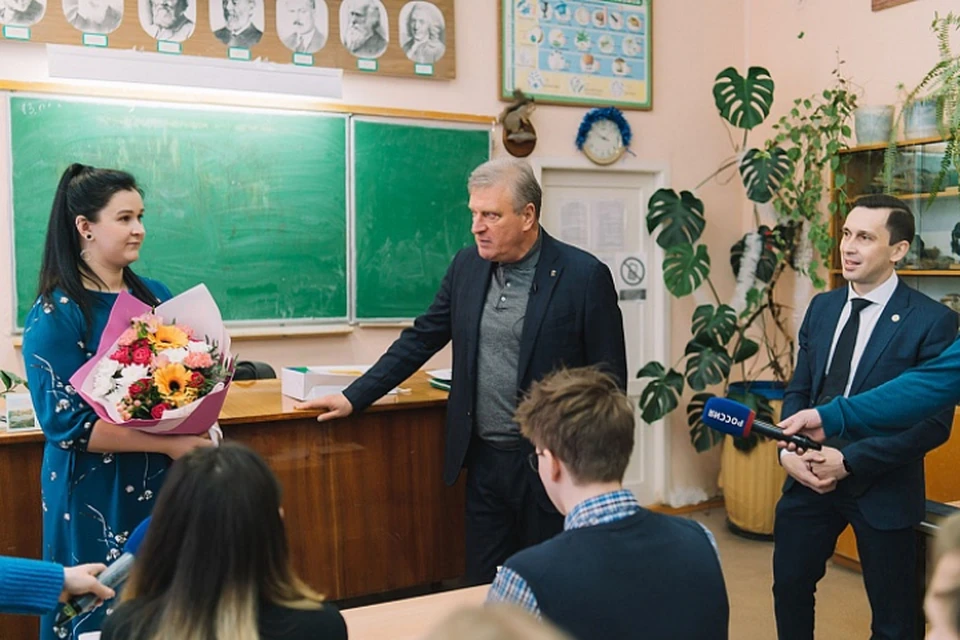 С победой учительницу Александру Гимранову поздравил Игорь Васильев. Фото: kirovreg.ru