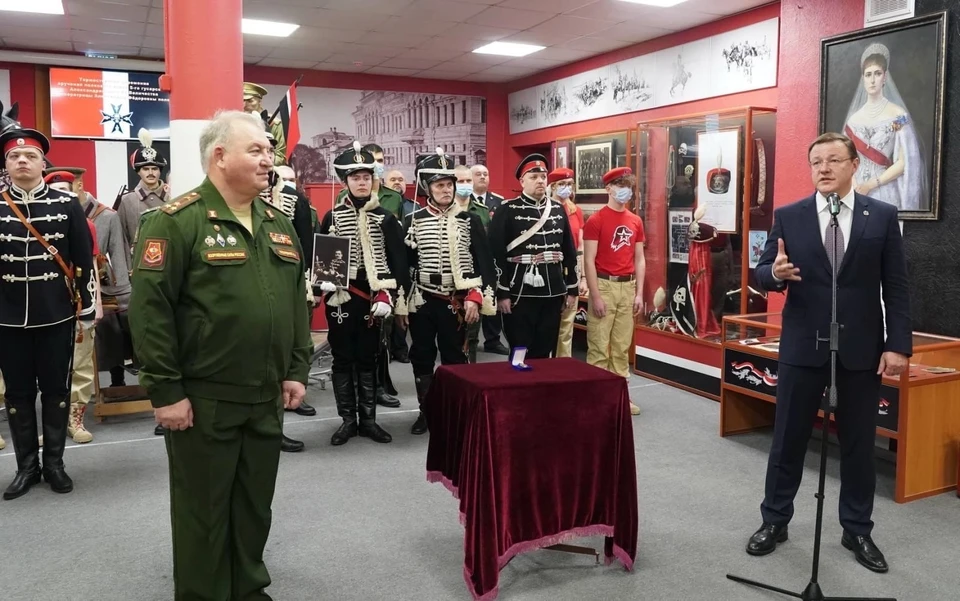 Глава региона захотел внести вклад в экспозицию музея. Фото: правительство Самарской области.