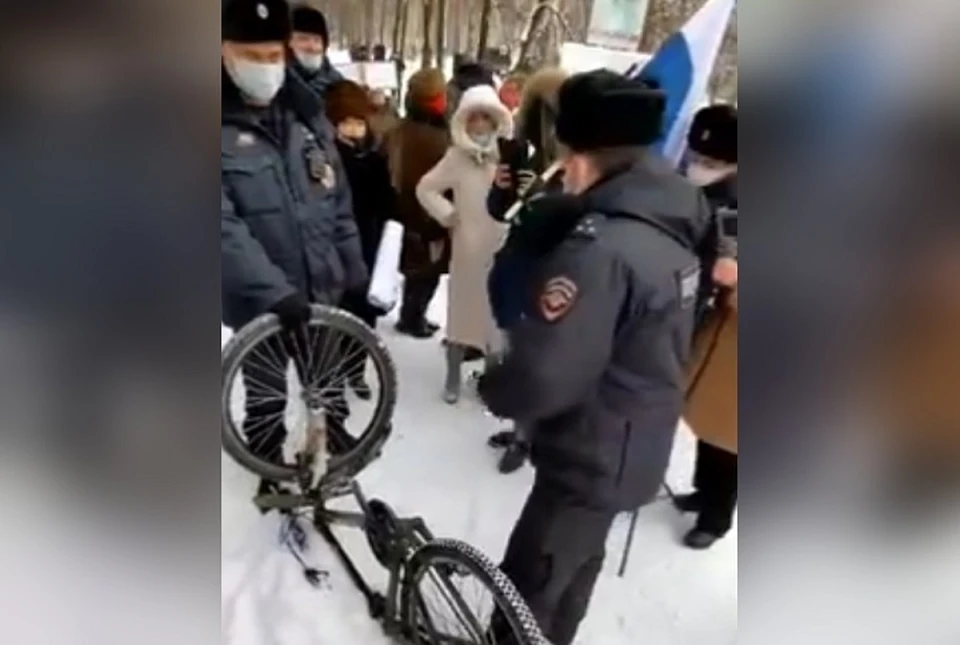 На митинге задержали одного из участников с велосипедом. Фото: скрин с видео Александра Клокунова