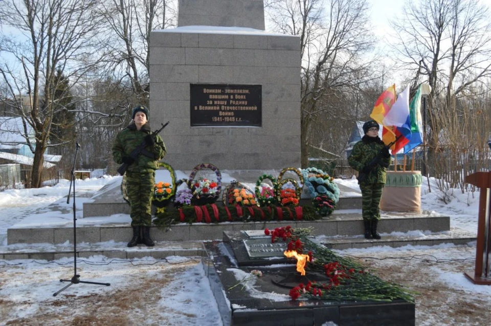 На местном мемориале.