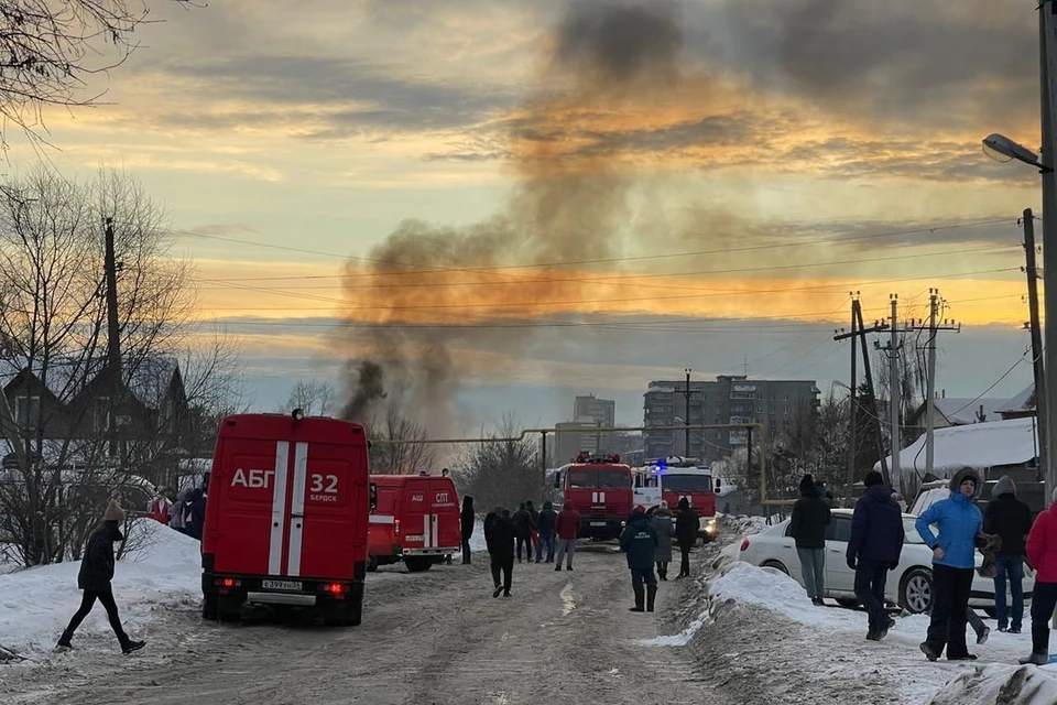 Что горит в октябрьском районе сейчас. Пожар в Новосибирске сейчас в Октябрьском. Пожар в Новосибирске сегодня в Октябрьском районе. Пожар в Дзержинском районе Новосибирск 2022.