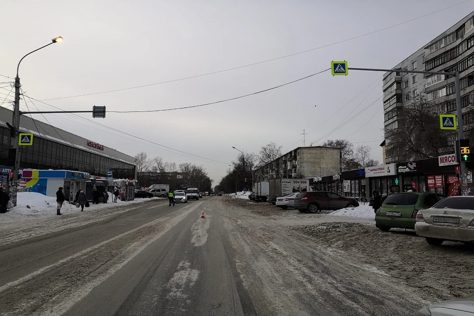 Под колесами машины пострадала школьница и ее папа. Фото: Госавтоинспекция по Новосибирску