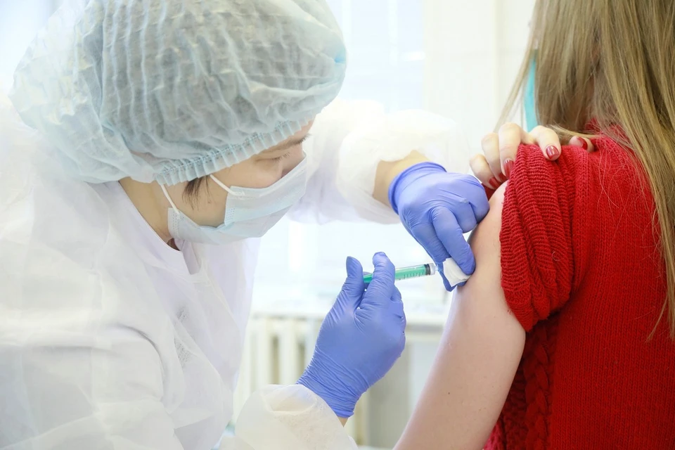 Медики рассказали красноярцам об эффективности вакцинации от штамма «омикрон»