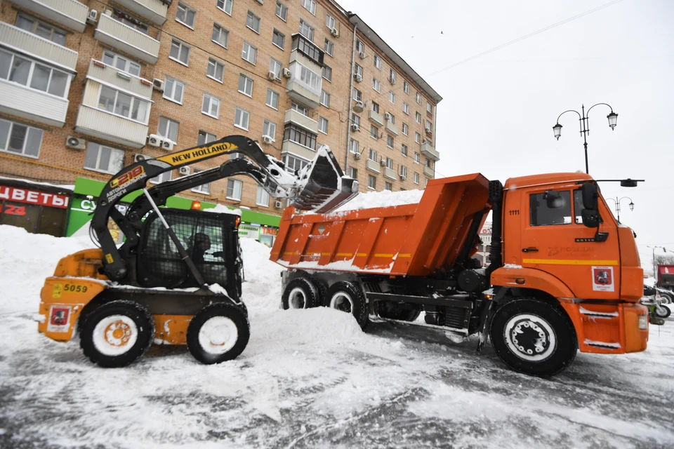 За прошедшую неделю спецтехника выполнила 4,5 тысячи рейсов по вывозу снега.