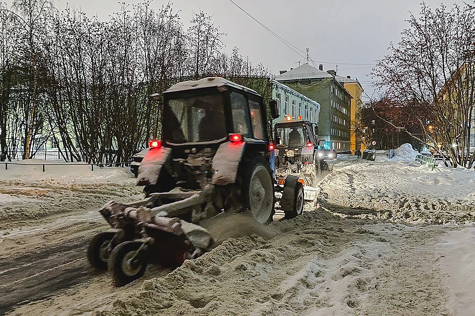В Мурманской области вторые сутки бушует непогода.