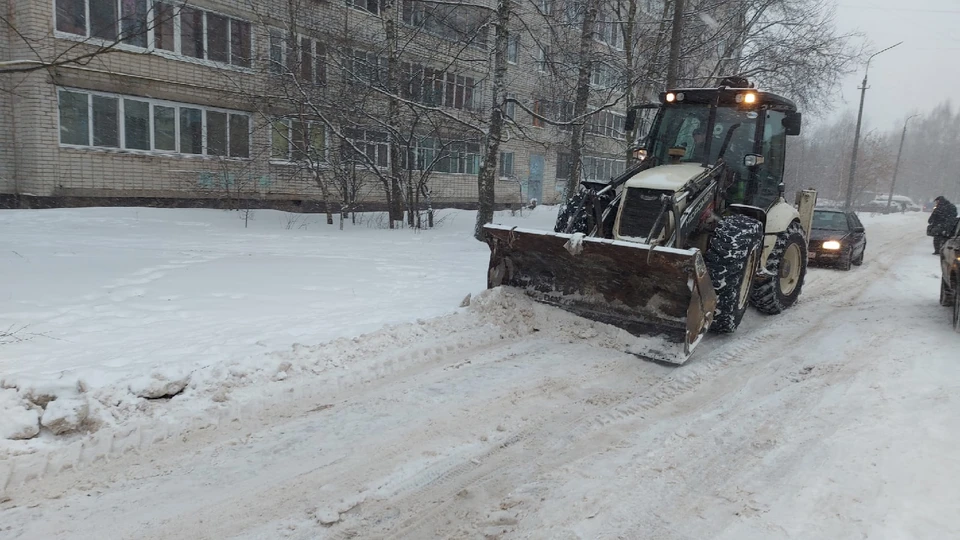 В Смоленске к уборке снега привлекают дополнительную технику. Фото: пресс-служба администрации города Смоленска.