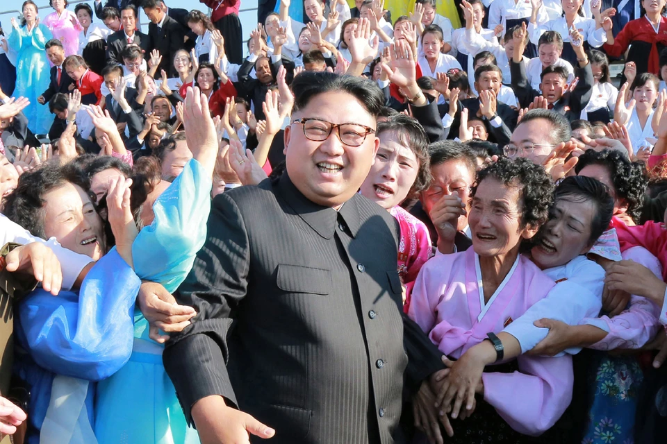 Ким Чен Ын с учителями, сентябрь 2017 г.