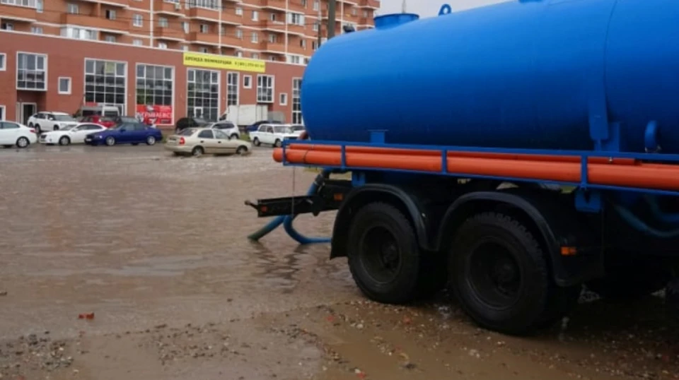 Дождевую воду откачивают на 13 улицах Краснодара Фото: krd.ru