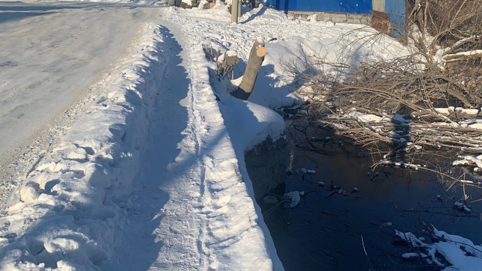 Узкая тропинка над водой ничем не огорожена. Фото: отделение ОНФ в Челябинской области