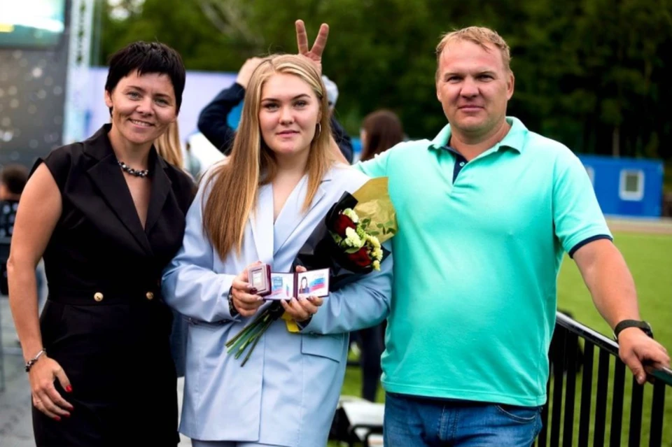 София Надыршина со своими тренерами - Ольгой и Алексеем Желтовыми. Фото из Instagram Софии Надыршиной