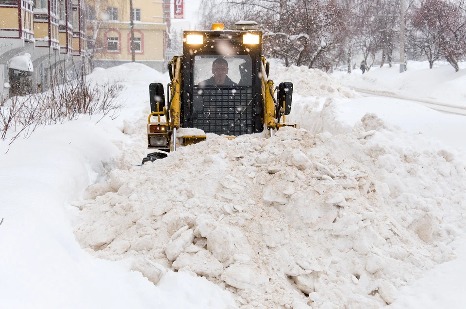 Дорожные службы Ижевска продолжают убирать снег с городских улиц. Фото: Константин Ившин, архив КП в Ижевске