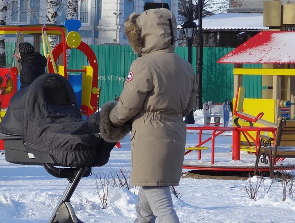 В Лабытнанги молодая мама пожаловалась на заснеженные тротуары, по которым невозможно пройти с коляской