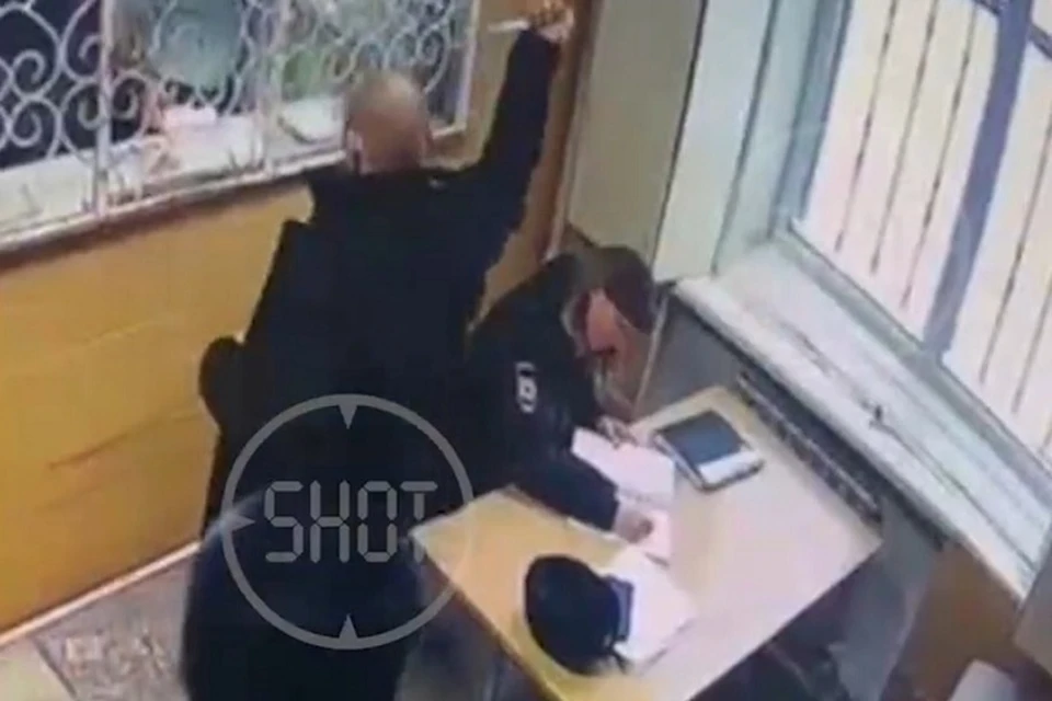 Мужчину остановили и вызвали медиков Фото: скриншот с видео телеграм-канала Shot