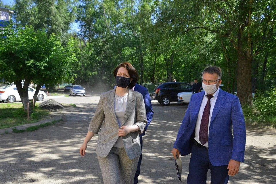 В 2021 году почти все лето экс-мэр Оксана Фадина лично инспектировала, как выполнили благоустройство в городе.