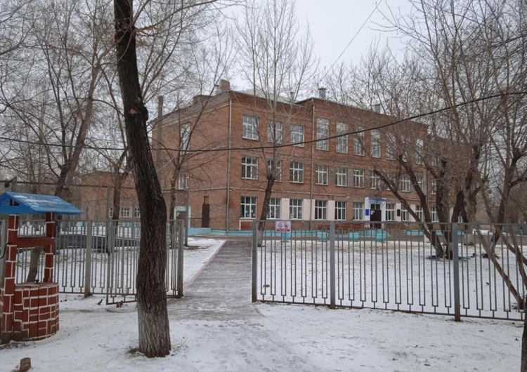 «Помогать одеваться было долго»: в Красноярске девочку-инвалида учительница оставила в классе во время эвакуации