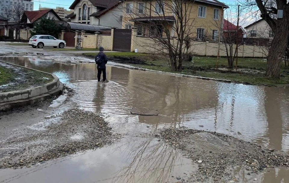 Жителям приходится преодолевать глубокие лужи