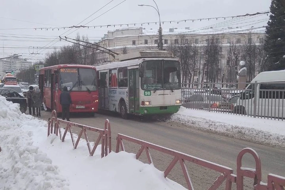 Авария произошла на проспекте Октября. ФОТО: группа "Подслушано у водителей l Ярославль" ВКонтакте