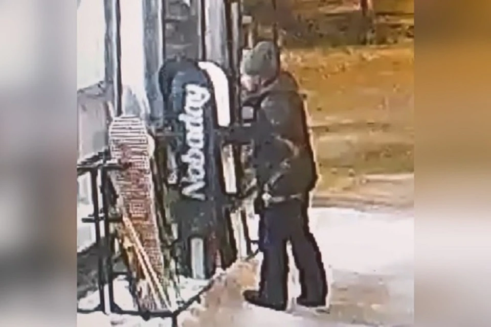 Злоумышленник был одет в серую шапку Фото: скрин с видео Антона Мамаева