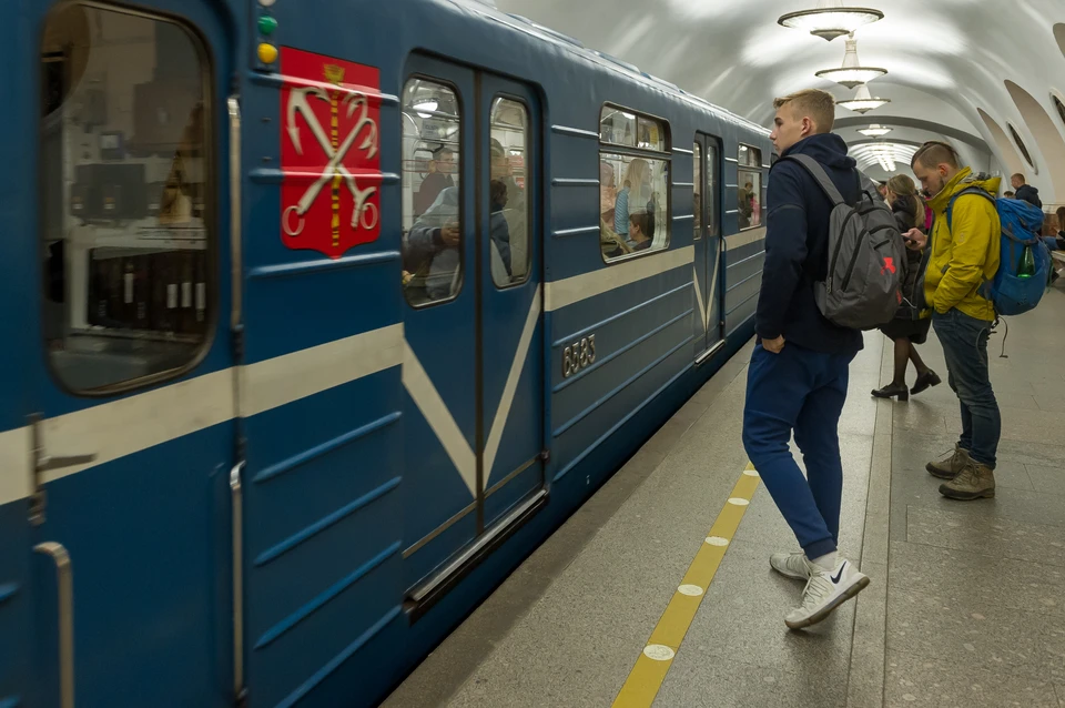 Станцию метро "Старая Деревня" закрыли из-за пожара