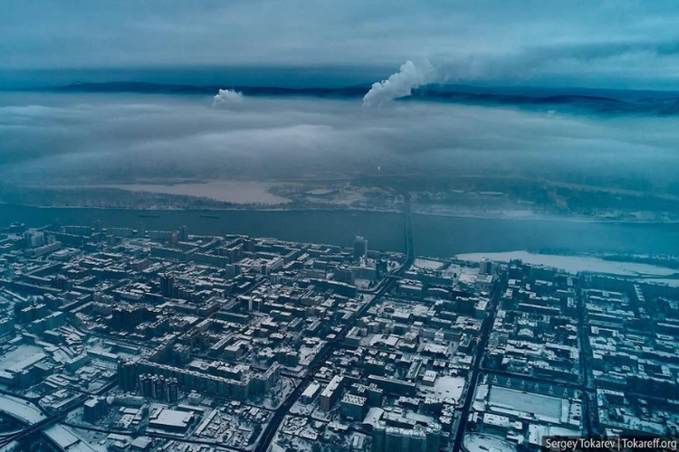 «Черное небо» над Красноярском попало на видео: облака из смога нависли над городом
