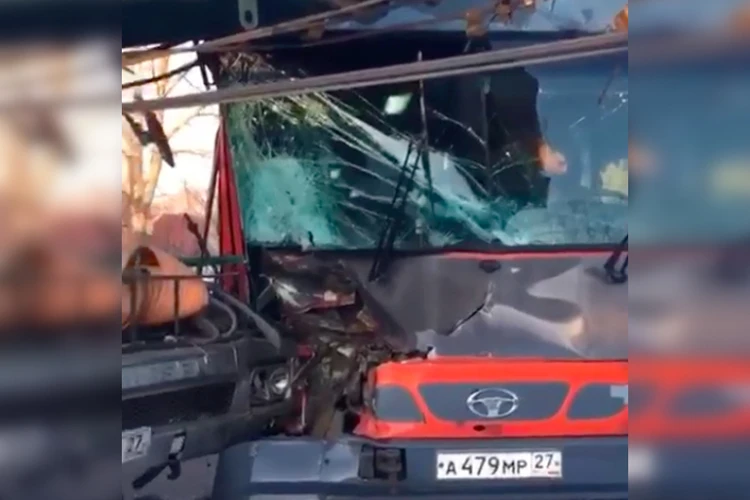 Жесткое ДТП с пассажирским автобусом и автокраном в Хабаровске: пострадала женщина