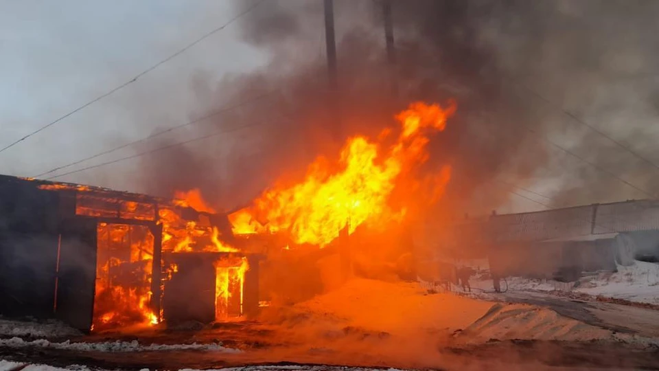 Пожар на улице Школьной в Никольском. Фото: пресс-служба МЧС Камчатки