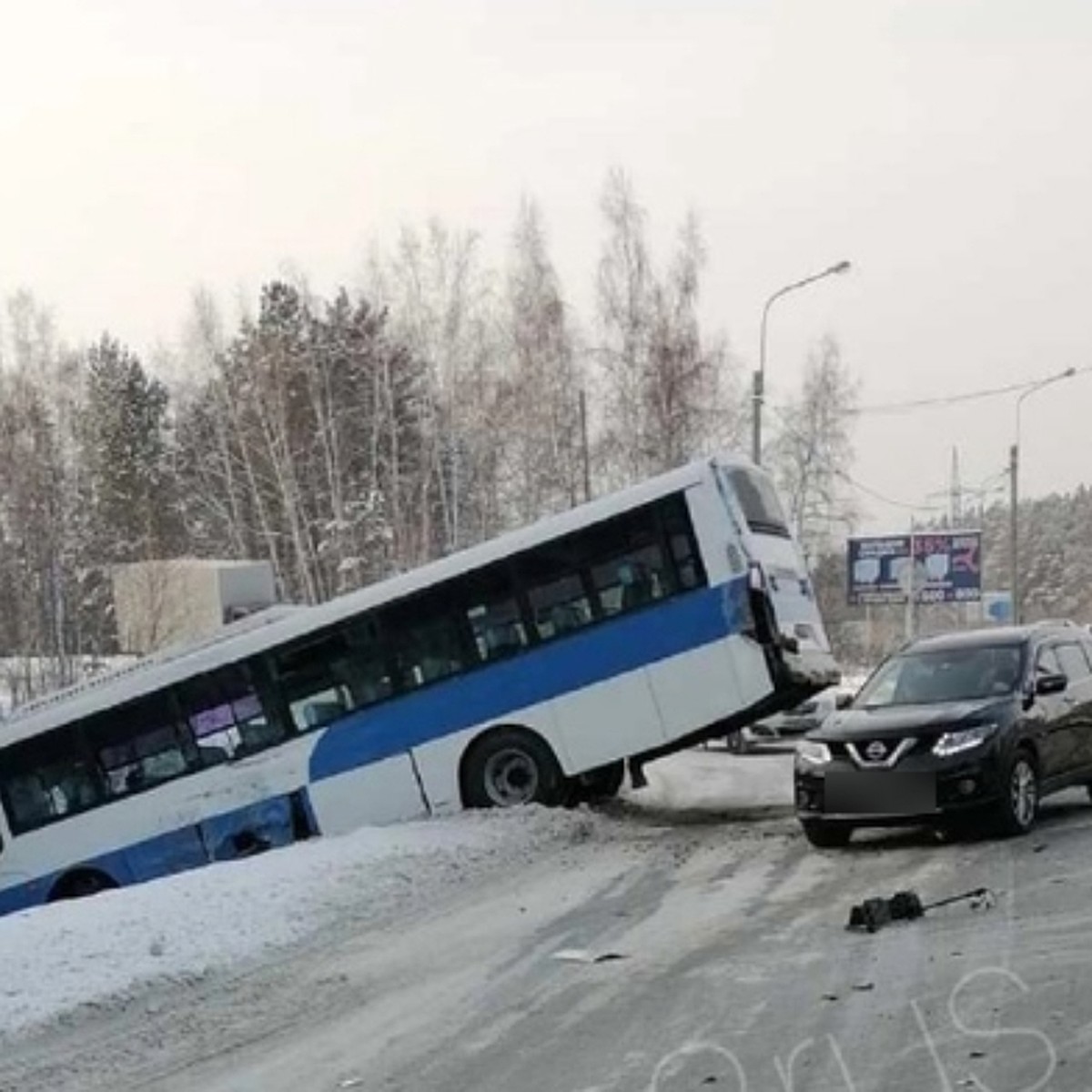 Автобус съехал в кювет на объездной дороге Ново-Ленино в Иркутске, три  человека пострадали - KP.RU