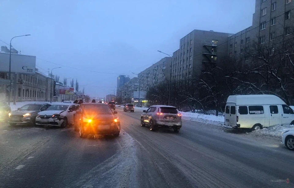 Маршрутка врезалась в иномарку и вылетела с дороги.