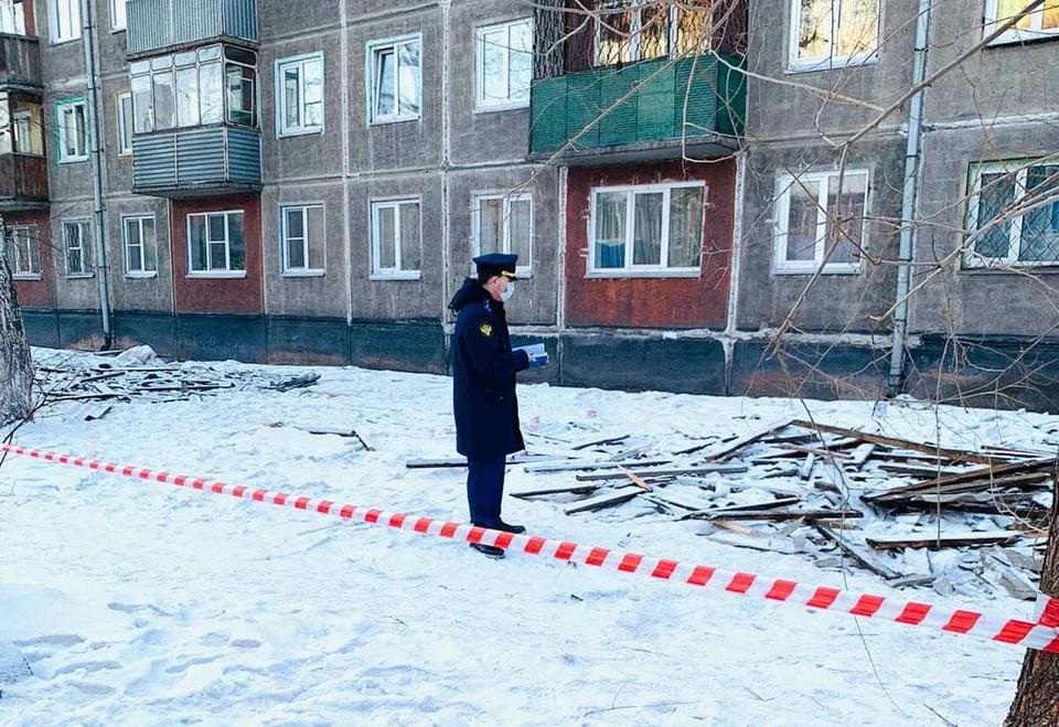 Прокуратура Кузбасса заинтересовалась ремонтом крыши многоэтажки без ограждения. Фото: Прокуратура Кузбасса.