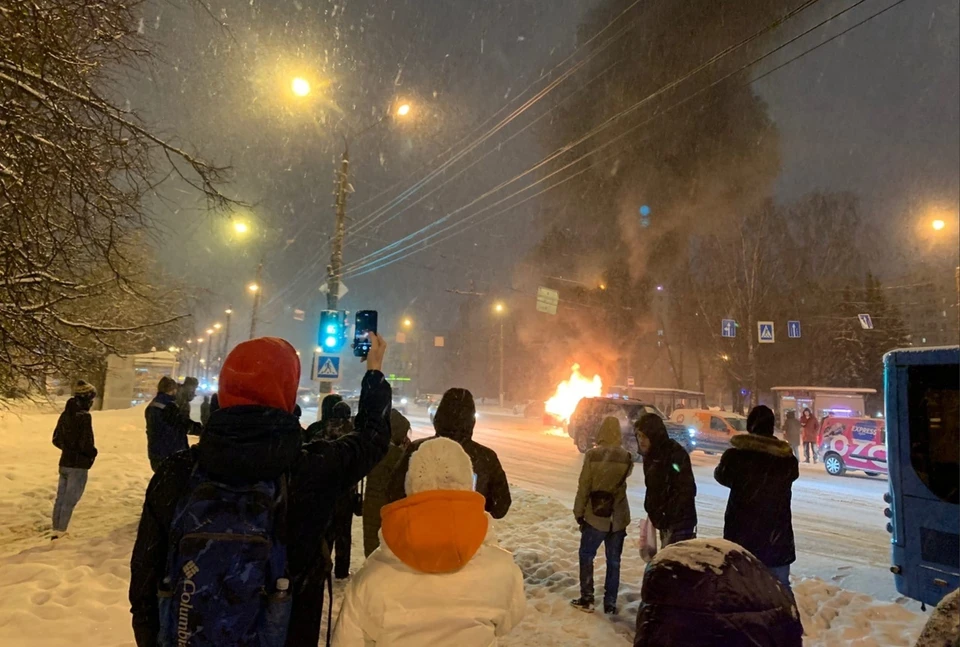 Вспыхнули засветились снега. 18.11.22 Автомобиль, загорелся на Комсомольском проспекте. Авария на проспекте Калинина в Твери видео 28.07.2022г сегодняшняя. Горит машина на Химмаше Инженерная 19 21 октября. Авария горит бочка Богучарский район 23.08.22.