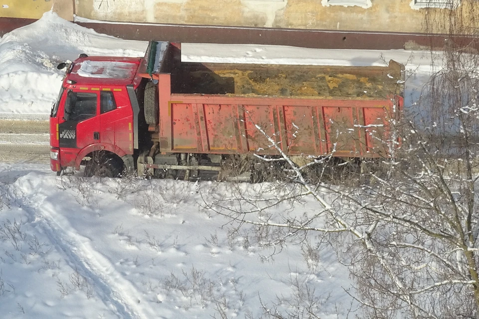 В Липецке латают ямы на дорогах