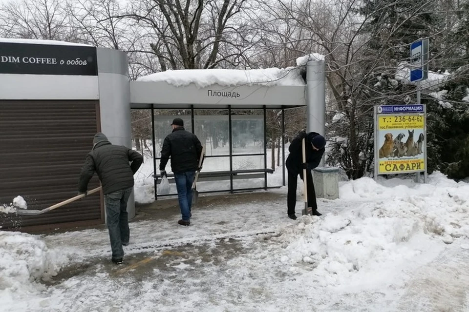 В Краснодаре продолжают расчищать улицы от наледи и снега. Фото: пресс-служба администрации Краснодара