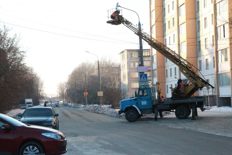 В поселке уже начали монтировать уличные фонари. Фото: администрация Челябинска