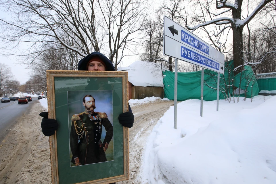 На фото Евгений Соседов — он уже несколько лет сражается за сохранение усадьбы Ильинское. Против него даже пытались сфабриковать уголовное дело, но ничего не вышло