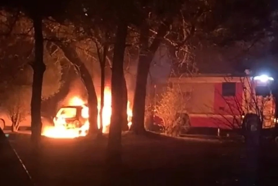 В Евпатории вчера вечером сгорела машина. Фото: скриншот из видео