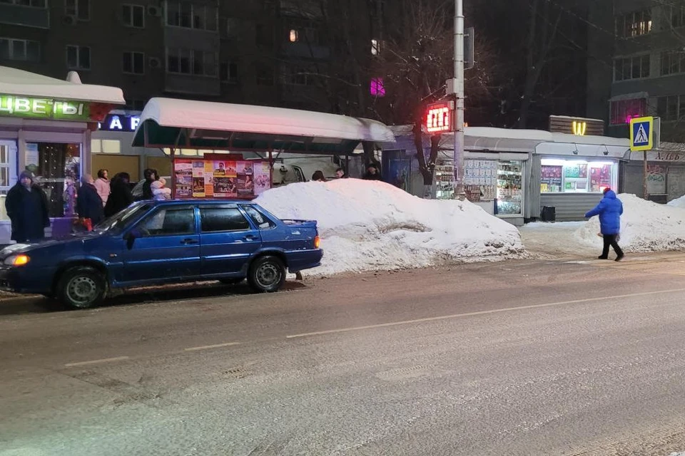 На улице Октябрьской в Рязани женщина, пересекавшая дорогу по пешеходному переходу, попала под машину