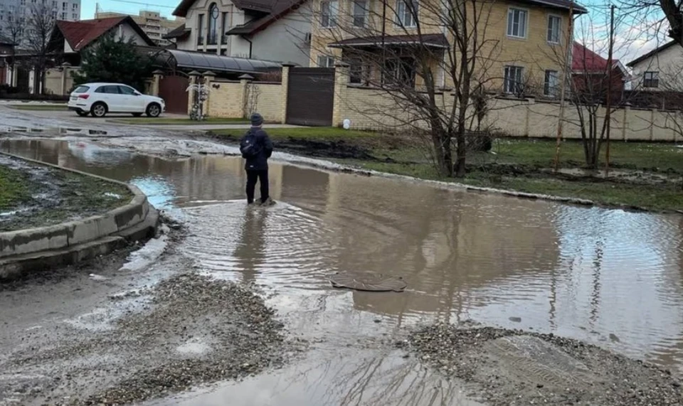 Гигантская лужа образовалась в Краснодаре из-за таяния снега