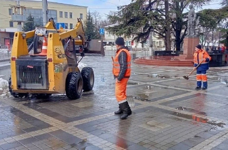 Тонны реагента высыпают на дороги столичного города ежедневно