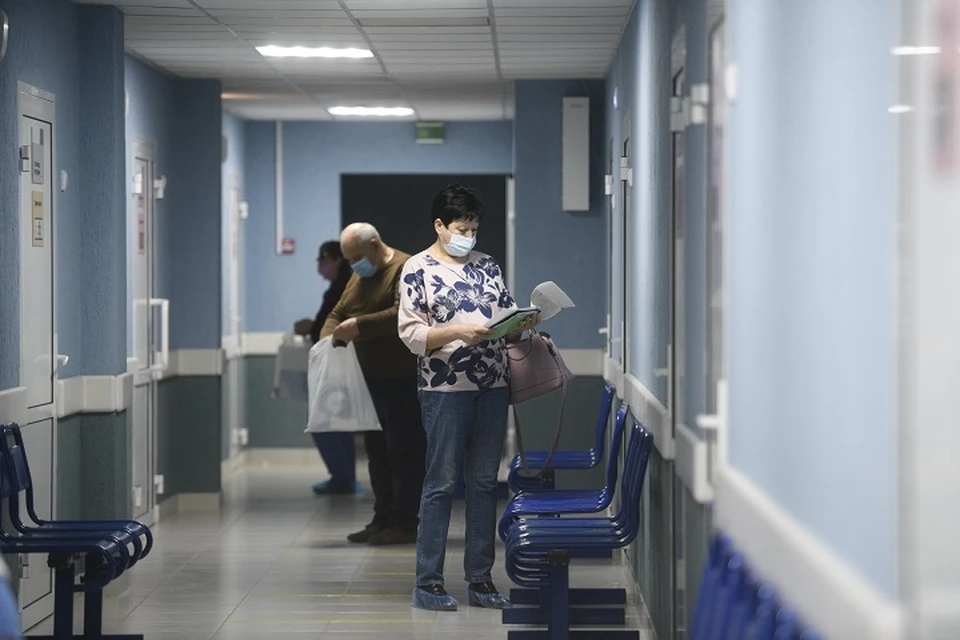 Власти призывают вызывать врача из поликлиники на дом, чтобы снизить наплыв пациентов