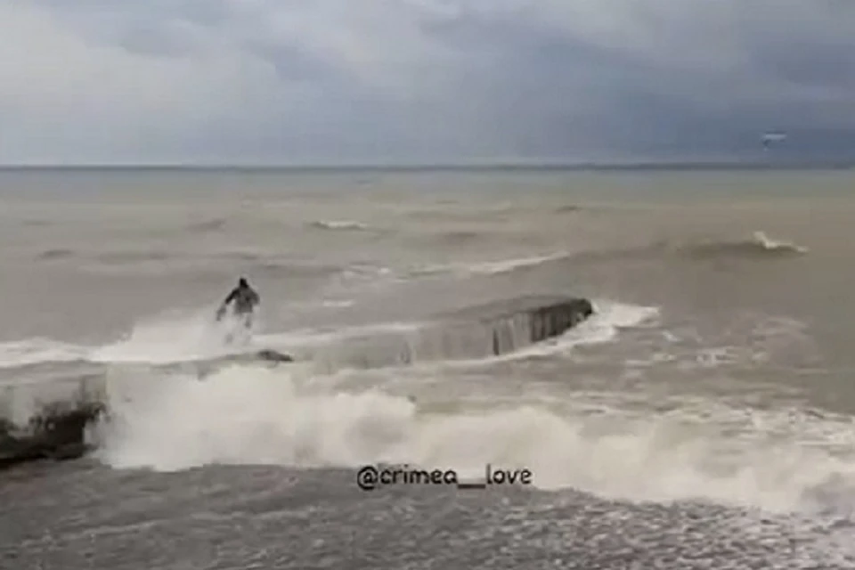 Смывается морем. Бабку смыло в море. Суррон шторм.