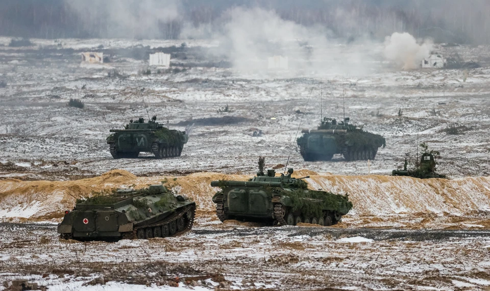 На полигоне прошел этап с боевой стрельбой общевойсковых и десантных подразделений с применением огня артиллерии, отработкой ударов штурмовой и армейской авиации. Фото: Гавриил Григоров/ТАСС