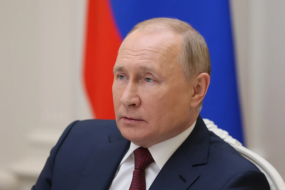 Путин пообщался по телефону с президентом Франции, обсудили ситуацию на Украине и гарантии безопасности.
