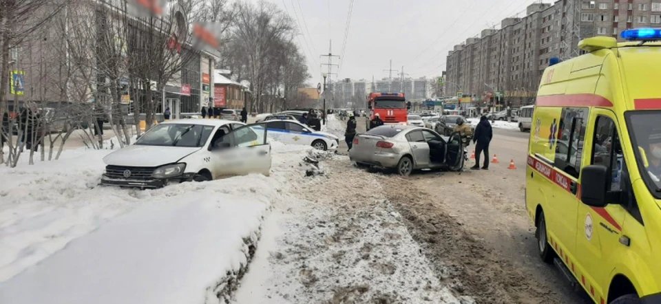 В результате ДТП 34-летний пассажир Mazda с травмами был доставлен в больницу.