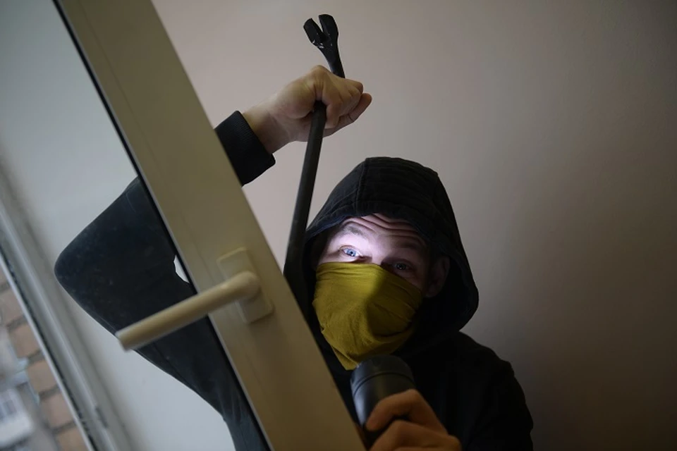 Рабочий похитил окна у своей клиентки в Хабаровске